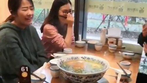 网红与闺蜜吃瓜,揭秘娱乐圈幕后真相